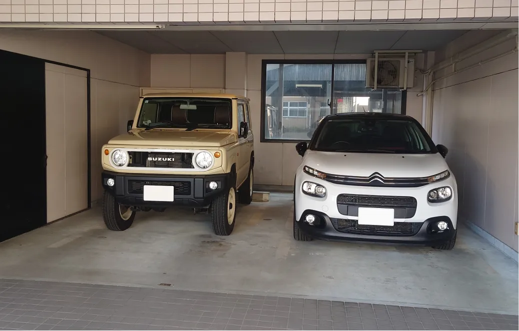 車3台が駐車可能な屋内専用無料駐車場